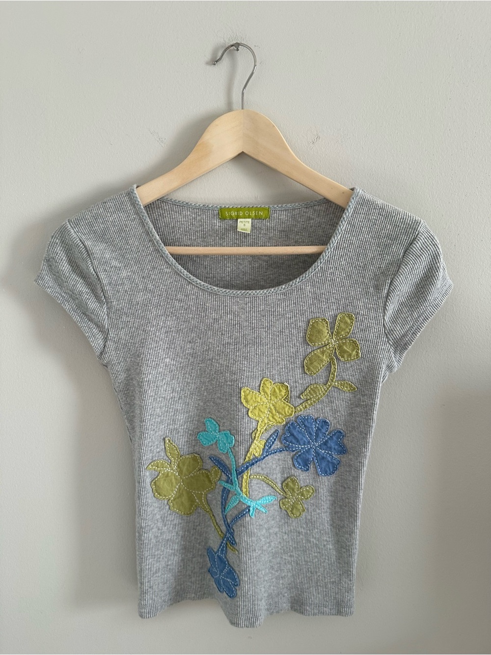 Sigrid Olsen Y2K Gray Ribbed Short-Sleeve Top with Multicolor Floral Appliqué